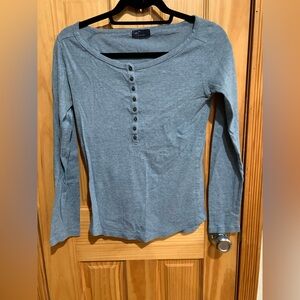 🖤5 for $20- Gap Women’s medium light blue long sleeve fitted shirt with buttons